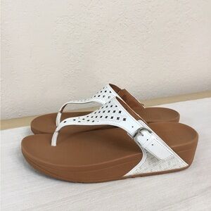 FitFlop White Women's Leather Lattice Surfa Floral Flip Flops Urban White size 8